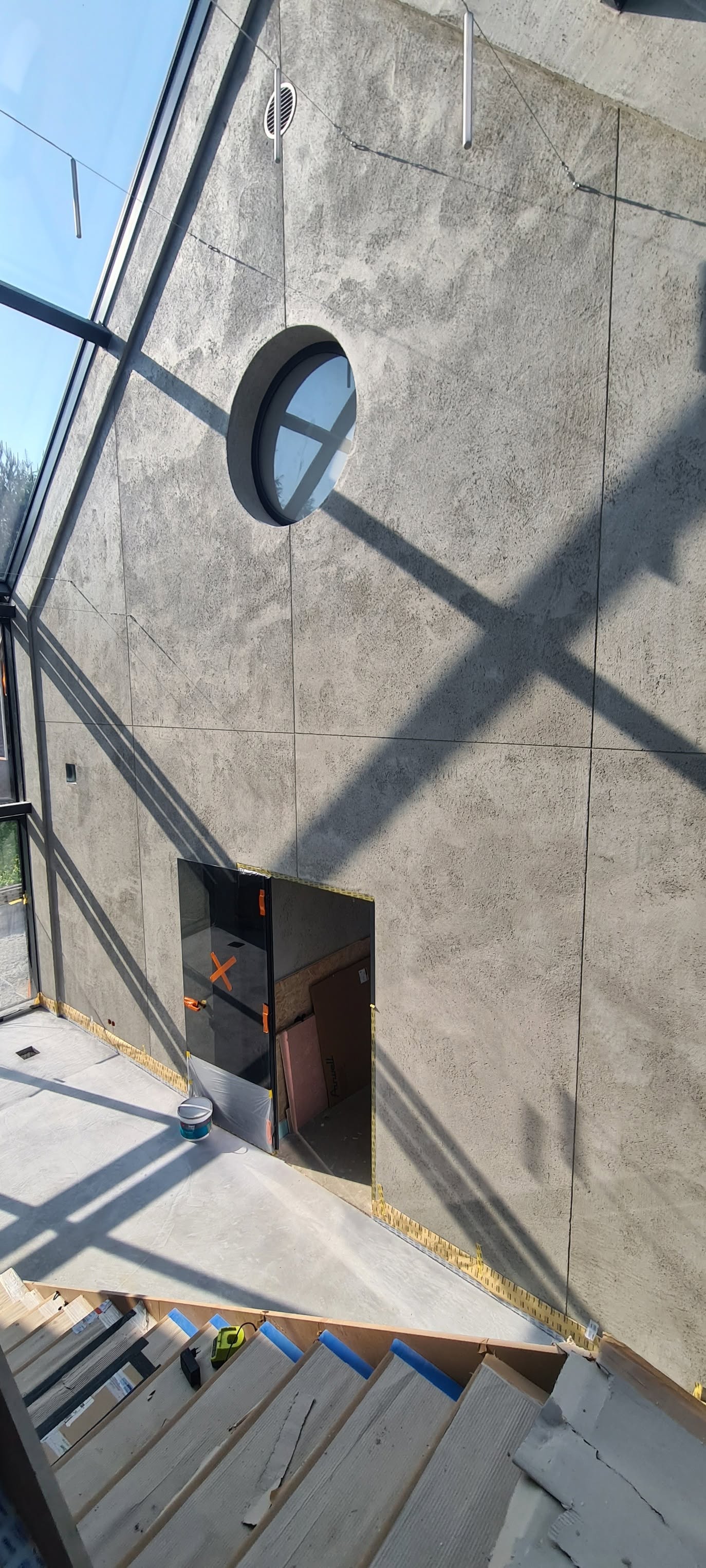 Elewacja z betonu architektonicznego z okrągłym oknem